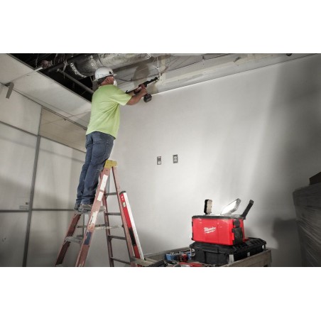 Lampa akumulatorowa 18V Milwaukee PACKOUT z ładowarką M18 POALC-0