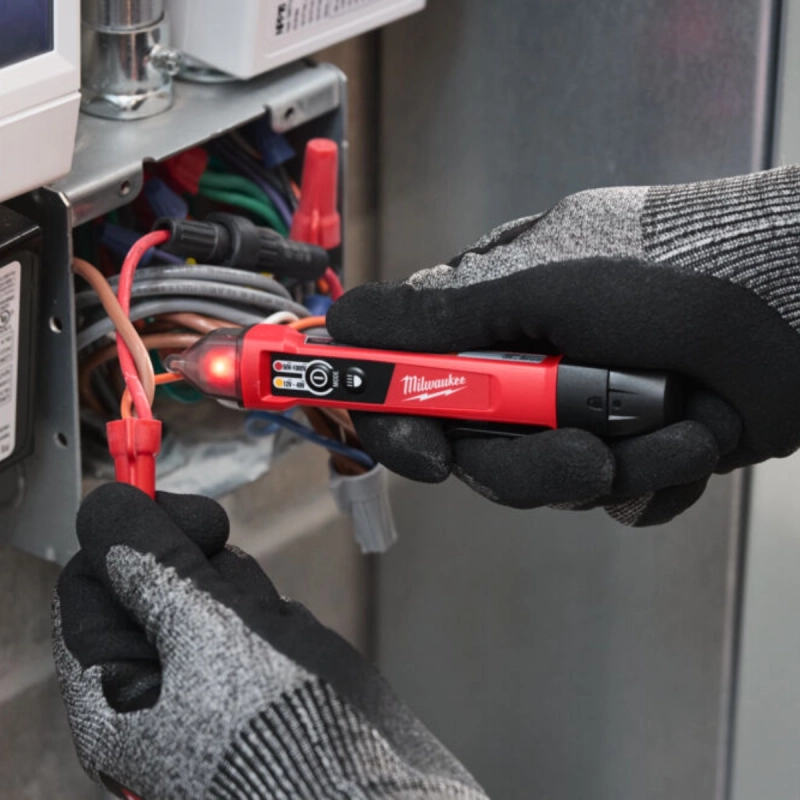 Bezdotykowy Detektor Napięcia z podwójnym zakresem i wbudowana latarką Milwaukee NCVDDF 1000 V