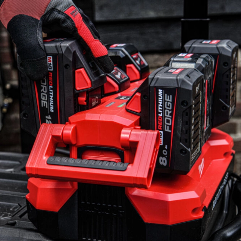 Mobilna szybka ładowarka PACKOUT™ 6 portowa Milwaukee M18MPC6