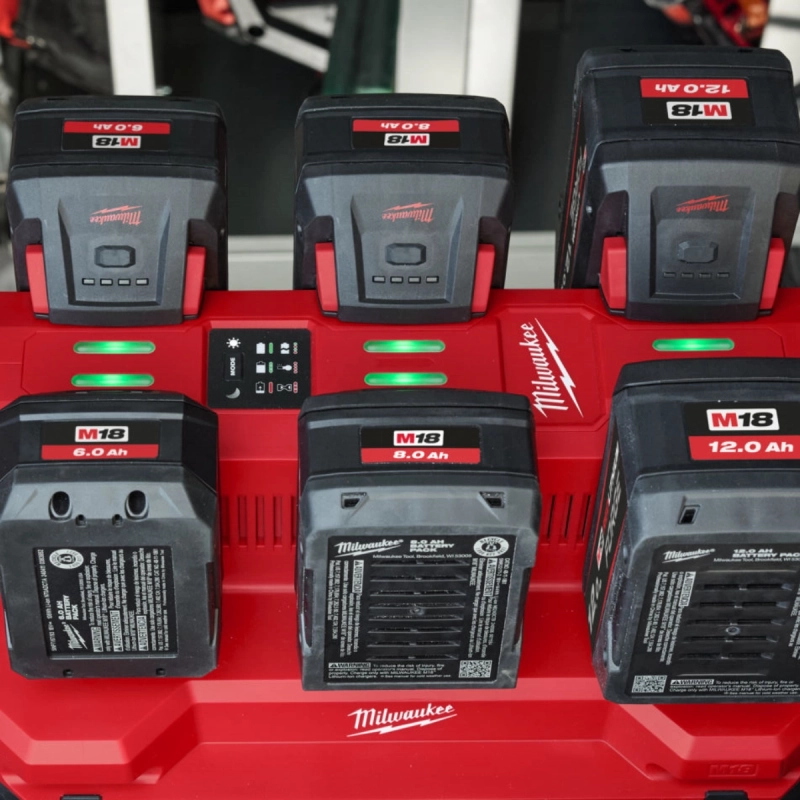 Mobilna szybka ładowarka PACKOUT™ 6 portowa Milwaukee M18MPC6